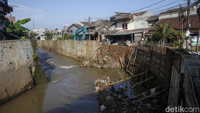 Penampakan Tanggul Jebol Yang Bikin Pondok Kacang Permai Kebanjiran Ratusan rumah di Pondok Kacang Permai, Tangsel, terendam hingga 60 cm setelah tanggul jebol akibat hujan deras yang mengguyur kawasan itu semalam.
Suasana tanggul jebol di kawasan perumahan Pondok Kacang Permai, Tangerang Selatan, Sabtu (1/11/2025).
Hujan yang melanda di kawasan Tangerang Selatan pada Jumat (31/10) kemarin, membuat tanggul yang sedang diperbaiki ini tidak bisa menahan luapan kali yang mengakibatkan air menggenai ratusan rumah warga.