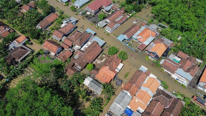 Foto udara rumah warga terdampak banjir di Rowokangkung, Lumajang, Jawa Timur, Sabtu (1/11/2025). Pemkab Lumajang memberikan bantuan air bersih dan makanan siap saji untuk korban banjir serta melakukan normalisasi sejumlah sungai karena luapan airnya telah menyebabkan 895 rumah warga tergenang banjir di wilayah tersebut. ANTARA FOTO/Irfan Sumanjaya/tom.