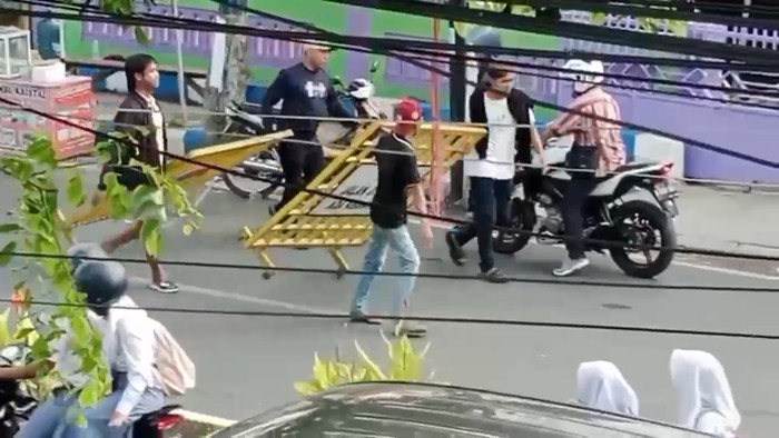 Penjarahan oleh sekelompok pemuda di alun-alun Trunojoyo Sampang