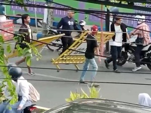 Demo Tuntut Pilkades di Sampang Ricuh, Fasilitas Alun-alun Rusak-Hilang