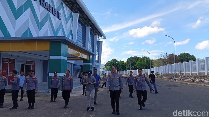 Personel gabungan mulai bersiaga di sekitar Stadion Gelora BJ Habibie Parepare.