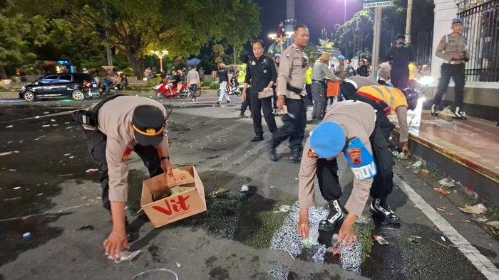 Usai Kawal Sidang Pemakzulan Bupati Pati, Polisi Bersihkan Sampah di Jalan