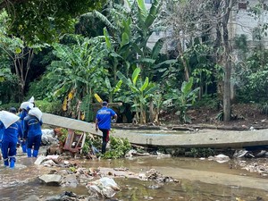 Perjuangan Petugas SDA Tambal Sementara Tanggul Baswedan Jebol di Jaksel