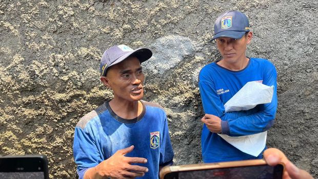 Petugas SDA DKI, Sulaiman (35). Petugas SDA DKI, Sulaiman (35).