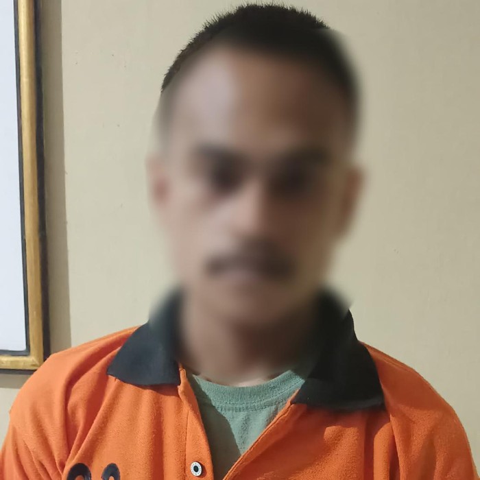 Polisi amankan pencuri HP di kantor PT PNM Mekar Syariah Unit Narmada 2, Sabtu (1/11/2025). (dok Polresta Mataram) Polisi amankan pencuri HP di kantor PT PNM Mekar Syariah Unit Narmada 2, Sabtu (1/11/2025). (dok Polresta Mataram)