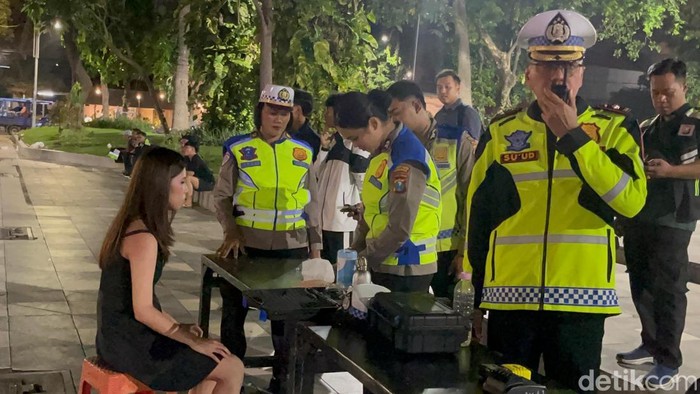 Polisi Razia Pemobil Mabuk Usai Pesta Halloween di Surabaya