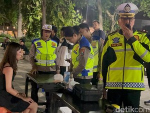 Polisi Razia Pemobil Mabuk Usai Pesta Halloween di Surabaya