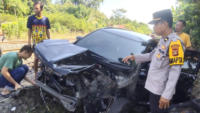 Ayah dan Anak di Prabumulih Selamat Usai Mobilnya Terseret Kereta Api