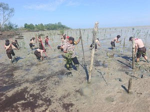 Gerakan Pramuka dan Polres Meranti Tanam Mangrove Wujudkan Green Policing