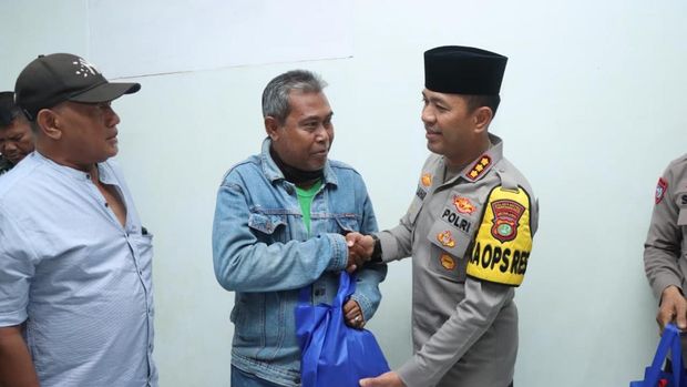 Polres Metro Tangerang Kota berbagi sembako, ajak warga jaga kamtibmas, Jumat (31/10/2025).