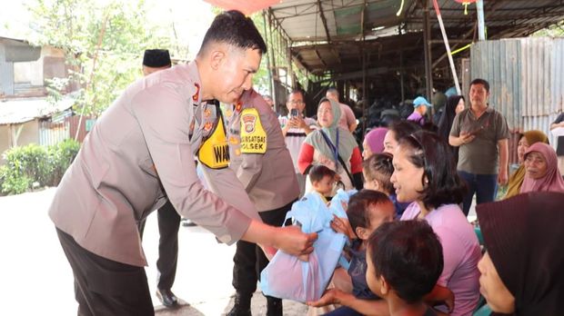 Polres Metro Tangerang Kota berbagi sembako, ajak warga jaga kamtibmas, Jumat (31/10/2025).