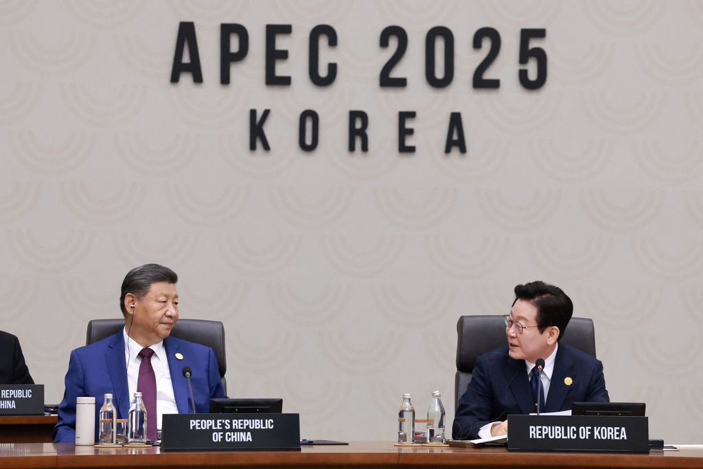 Presiden China Xi Jinping dan Presiden Korea Selatan Lee Jae Myung saling memandang selama pertemuan puncak Kerja Sama Ekonomi Asia-Pasifik (APEC) di Gyeongju, Korea Selatan, 1 November 2025. (Yonhap via REUTERS)