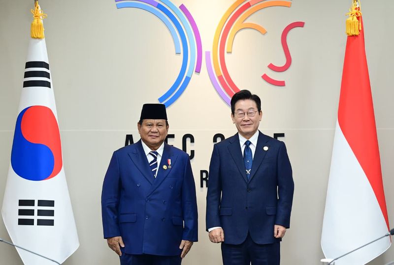 Presiden Republik Indonesia Prabowo Subianto melakukan pertemuan bilateral dengan Presiden Republik Korea Lee Jae Myung di sela-sela KTT APEC 2025 di Gyeongju. (Foto: Muchlis Jr - Biro Pers Sekretariat Presiden)