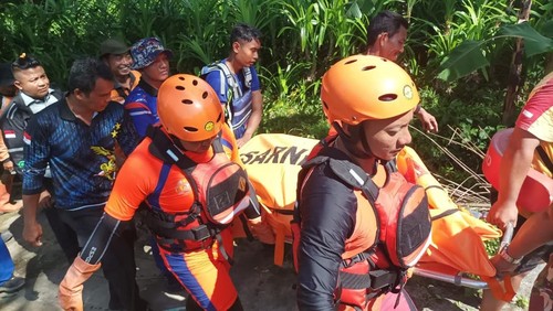 Proses evakuasi pria Jakarta yang terseret arus di Jembatan Sungai Batu Dendeng, Banjar Bangkelisan, Desa Mas, Kecamatan Ubud, Kabupaten Gianyar, Sabtu (1/11/2025). (SAR Denpasar)