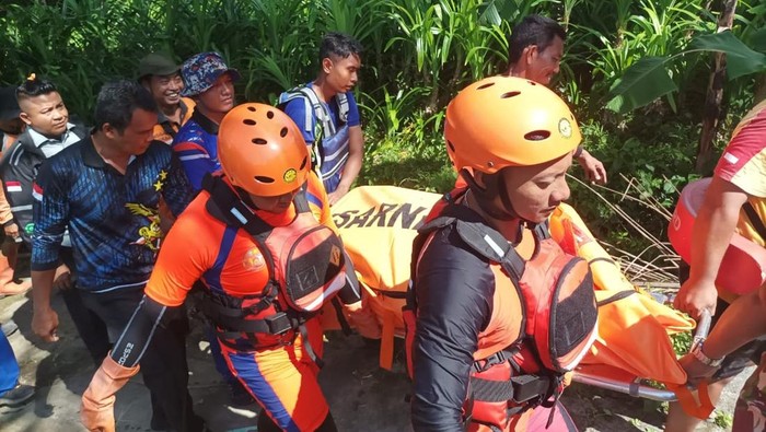 Proses evakuasi pria Jakarta yang terseret arus di Jembatan Sungai Batu Dendeng, Banjar Bangkelisan, Desa Mas, Kecamatan Ubud, Kabupaten Gianyar, Sabtu (1/11/2025). (SAR Denpasar) Proses evakuasi pria Jakarta yang terseret arus di Jembatan Sungai Batu Dendeng, Banjar Bangkelisan, Desa Mas, Kecamatan Ubud, Kabupaten Gianyar, Sabtu (1/11/2025). (SAR Denpasar)