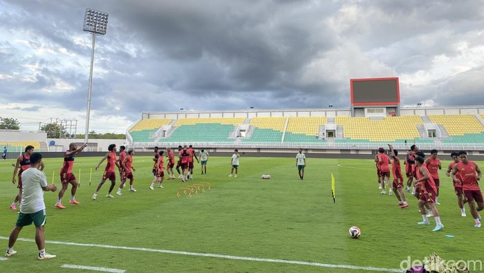 PSM Makassar saat latihan menjelang laga kontra Madura United di Stadion Gelira BJ Habibie, Parepare, Sulawesi Selatan (Sulsel), Sabtu (1/11/2025).