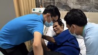 Sebelumnya, Fahmi Bo, hanya bisa tiduran. Foto: dok instagram Raffi Ahmad