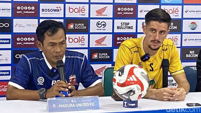 Asisten Pelatih Madura United, Rakhmad Basuki (kiri) saat konferensi pers jelang laga kontra PSM Makassar.
