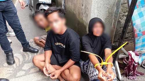 Satresnarkoba Polresta Mataram menggerebek kampung narkoba di Lingkungan Karang Bagu, Kota Mataram, Sabtu (1/11/2025).