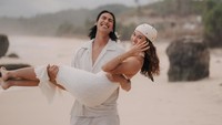 Sean Gelael melamar Hana Malasan di tepi pantai Sumba. (Foto: dok Instagram gelaelized)