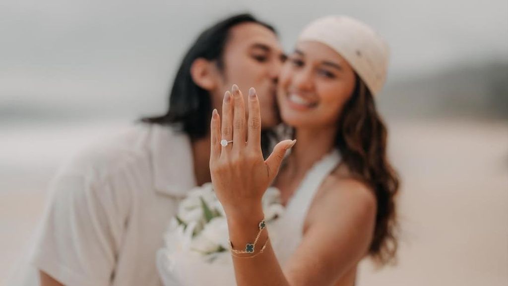 Sean Gelael Lamar Hana Malasan di Sumba, Kasih Cincin dalam Kelapa