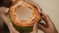 Menariknya, Sean Gelael memberi cincin ke Hana Malasan yang ada di dalam kelapa muda. Ini penampakannya. (Foto: dok Instagram gelaelized)