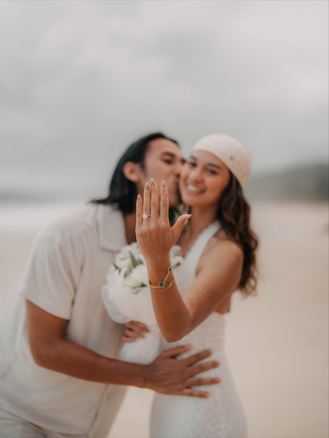 Pebalap Sean Gelael punya cara romantis untuk melamar kekasihnya, aktris Hana Malasan. Momen itu direncanakan saat keduanya berlibur ke Sumba pada Jumat (31/10/2025). Foto: dok. Instagram @gelaelized