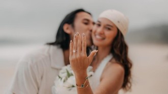 7 Momen Sean Gelael Lamar Hana Malasan, Keluarkan Cincin dari Batok Kelapa 7 Momen Sean Gelael Lamar Hana Malasan, Keluarkan Cincin dari Batok Kelapa