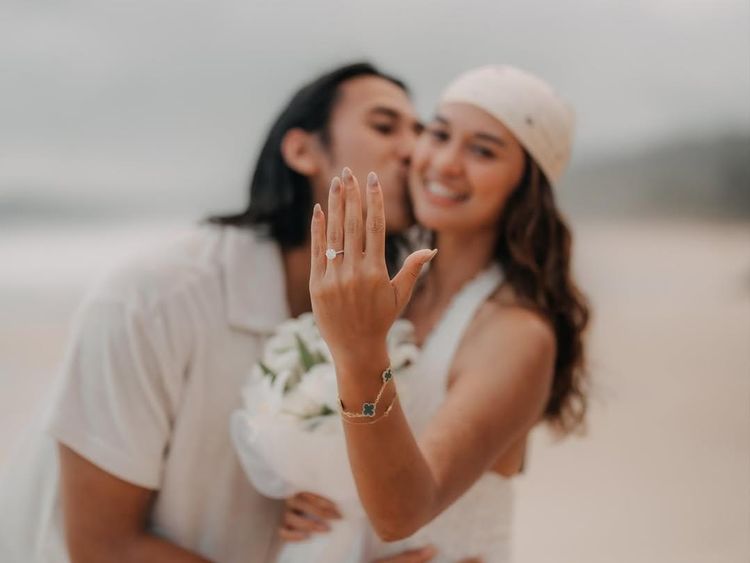 7 Momen Sean Gelael Lamar Hana Malasan, Keluarkan Cincin dari Batok Kelapa