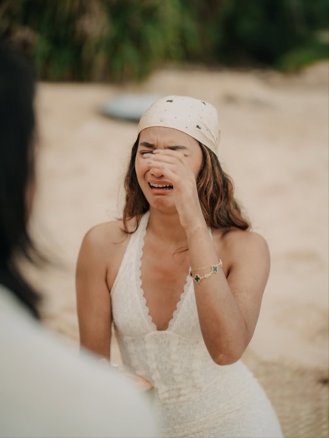 Unggahan foto mereka kini banjir ucapan selamat dari penggemar dan rekan artis yang ikut berbahagia. Termasuk Eva Celia, Mikha Tambayong, Nikita Willy, Al Ghazali, dan Luna Maya. Foto: dok. Instagram @gelaelized