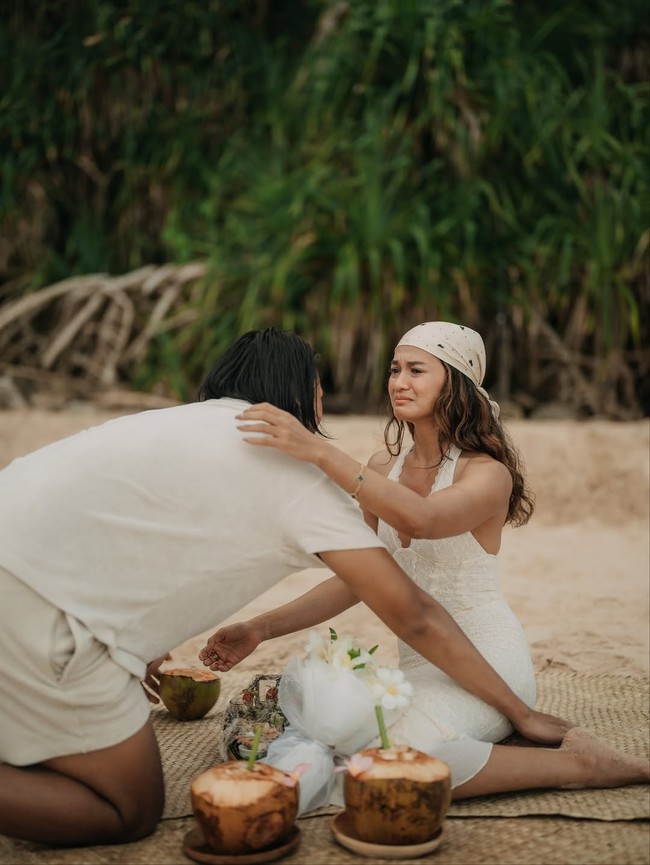 Hana yang tak menyangka akan dilamar kekasihnya, Sean, di pantai Sumba tampak menangis terharu. Foto: dok. Instagram @gelaelized