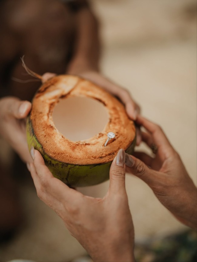 Romantis dan out of the box. Sean memilih untuk meletakkan cincin berlian di batok kelapa, sebelum memakaikan cincin tersebut di jari manis Hana. Foto: dok. Instagram @gelaelized
