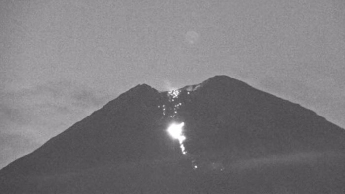 Semeru erupsi pada Sabtu (1/11/2025) dini  hari