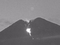 Lagi, Semeru Erupsi Luncurkan Lava Pijar Sejauh 2,5 Km Pagi Ini