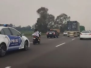 Video: Heboh Wanita Naik Motor Tanpa Helm Masuk Tol Cikampek