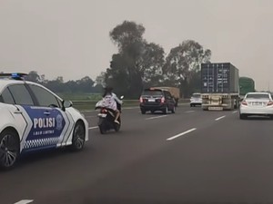 Video: Heboh Wanita Naik Motor Tanpa Helm Masuk Tol Cikampek