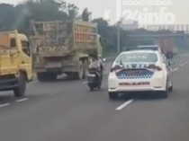 Video: Momen Pemotor Wanita Masuk Tol Japek, Ngebut saat Dikejar Petugas