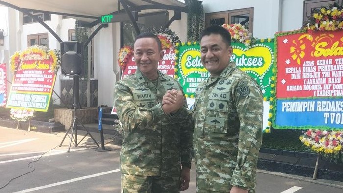 Sesmilpres Brigjen Wahyu Yudhayana (kiri) dan Kadispenad Kolonel (Inf) Donny Pramono (kanan) usai sertijab di Mabes AD, Jumat (31/10) Sesmilpres Brigjen Wahyu Yudhayana (kiri) dan Kadispenad Kolonel (Inf) Donny Pramono (kanan) usai sertijab di Mabes AD, Jumat (31/10)