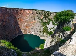 14 Lubang Terdalam di Bumi, Nomor 1 Bisa Telan Gedung Pencakar Langit!
