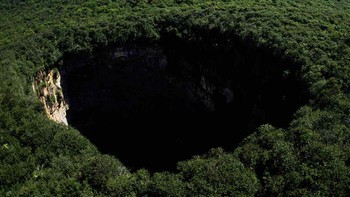 3. Sima Humboldt, Venezuela. Terletak di puncak gunung-meja terpencil, lubang ini memiliki ekosistem hutan mini di dasarnya yang tidak tersentuh manusia. Foto: Live Science