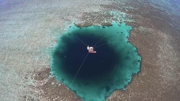 4. Dragon Hole, Laut China Selatan. Dikenal juga sebagai “Lubang Naga”, blue hole ini membentang hingga 300 meter ke bawah permukaan laut. Foto: Live Science