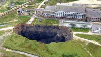 6. Berezniki Sinkhole, Rusia Lubang raksasa yang muncul akibat tambang potas runtuh. Hingga kini, area sekitarnya masih ditutup karena risiko longsor lanjutan. Foto: Live Science