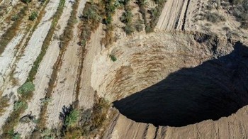 9. Tambang Alcaparrosa, Cile. Lubang misterius yang tiba-tiba muncul di tengah tambang tembaga pada 2020, kedalamannya mencapai sekitar 200 meter. Foto: Live Science
