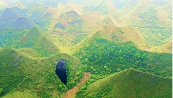 10. Mystery Sinkhole, Guangxi, China Ditemukan pada 2022 dengan kedalaman 192 meter, di dalamnya tumbuh hutan purba yang menerima sinar matahari langsung.. Foto: Live Science