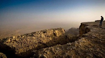 11. Qattara Depression, Mesir Cekungan alami raksasa di Gurun Sahara yang terbentuk jutaan tahun lalu, berada 133 meter di bawah permukaan laut. Foto: Boredpanda