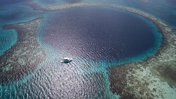 12. Great Blue Hole, Belize. Salah satu ikon UNESCO di Laut Karibia. Kedalaman 124 meter dengan stalaktit purba di dasarnya. Foto: Boredpanda