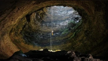 13. Devil’s Sinkhole, Texas, AS. Lubang vertikal setinggi 107 meter ini menjadi rumah bagi jutaan kelelawar yang keluar serempak saat senja tiba. Foto: Boredpanda