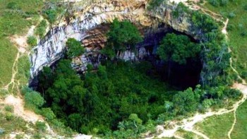 14. Buraco das Araras, Brasil. Lubang batu kapur indah di Mato Grosso do Sul ini dikenal sebagai “Surga Burung Macaw”, tempat kawanan burung warna-warni bersarang. Foto: Boredpanda