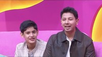 Momen itu diceritakan Sonny Septian dan Faaz saat menjadi bintang tamu Brownis di Trans TV, bersama Faaz, kemarin.  Foto: Capture Brownis Trans TV