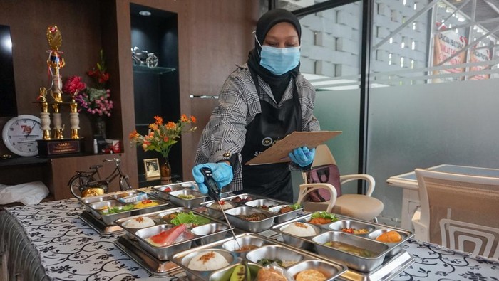 Ahli gizi mengecek suhu makanan menggunakan termometer masak digital saat pemorsian contoh menu makan bergizi gratis (MBG) di Satuan Pelayanan Pemenuhan Gizi (SPPG) Polres Batang di Kabupaten Batang, Jawa Tengah, Sabtu (1/11/2025). Polres Batang bersama Badan Gizi Nasional mempersiapkan SPPG itu yang rencana akan diresmikan oleh Presiden secara serentak dengan polres dari seluruh Indonesia pada 6 November mendatang untuk mendukung program Makan Bergizi Gratis yang nantinya akan melayani sebanyak 13 sekolah dengan 2.882 penerima manfaat di Kabupaten Batang dengan menerapkan standar gizi makanan yang telah ditentukan yang mengangkat menu makanan khas daerah. ANTARA FOTO/Harviyan Perdana Putra/nz.